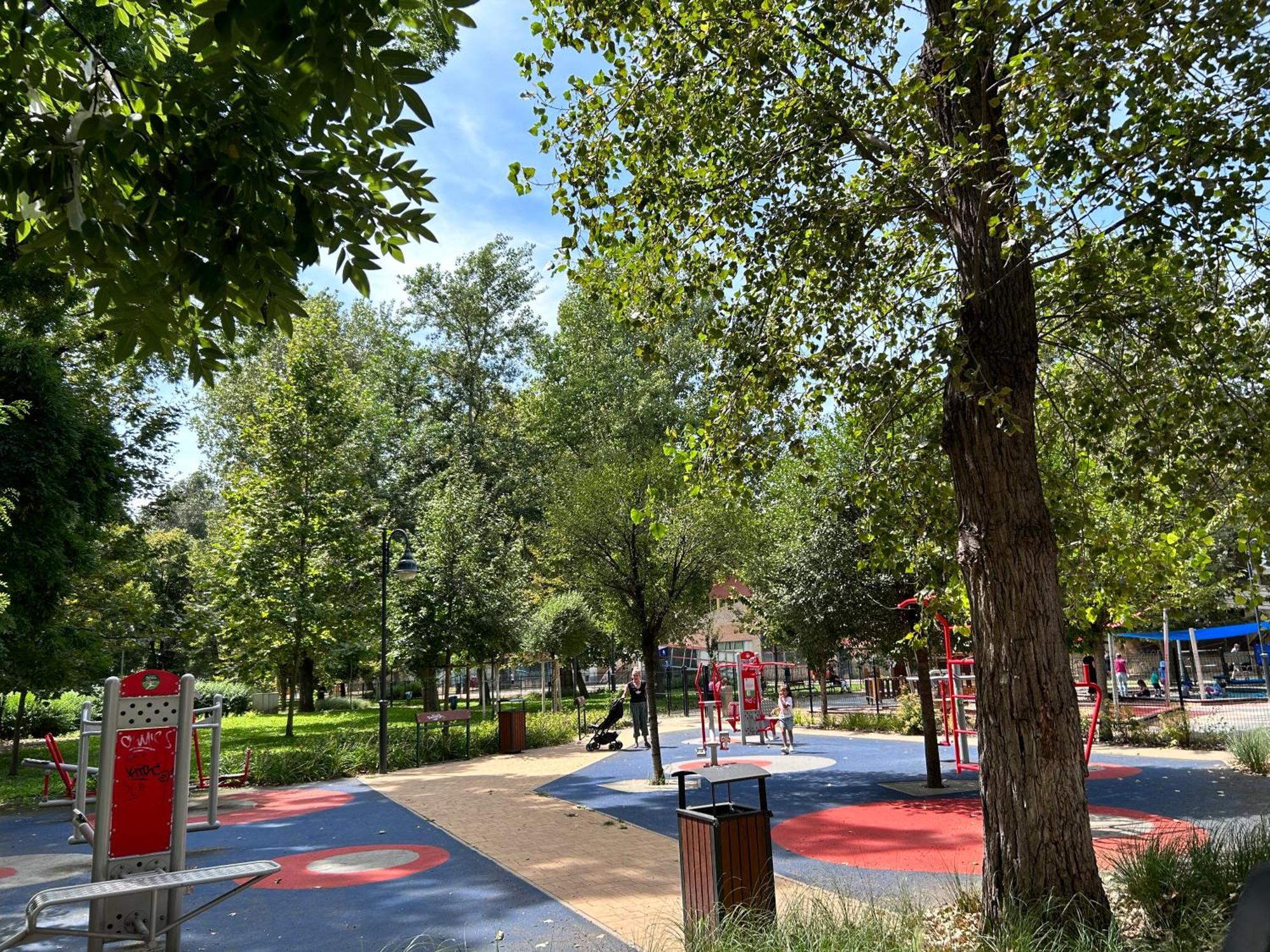 Downtown Family Haven: Modern 3BR with Balcony and Parking — Photos 3