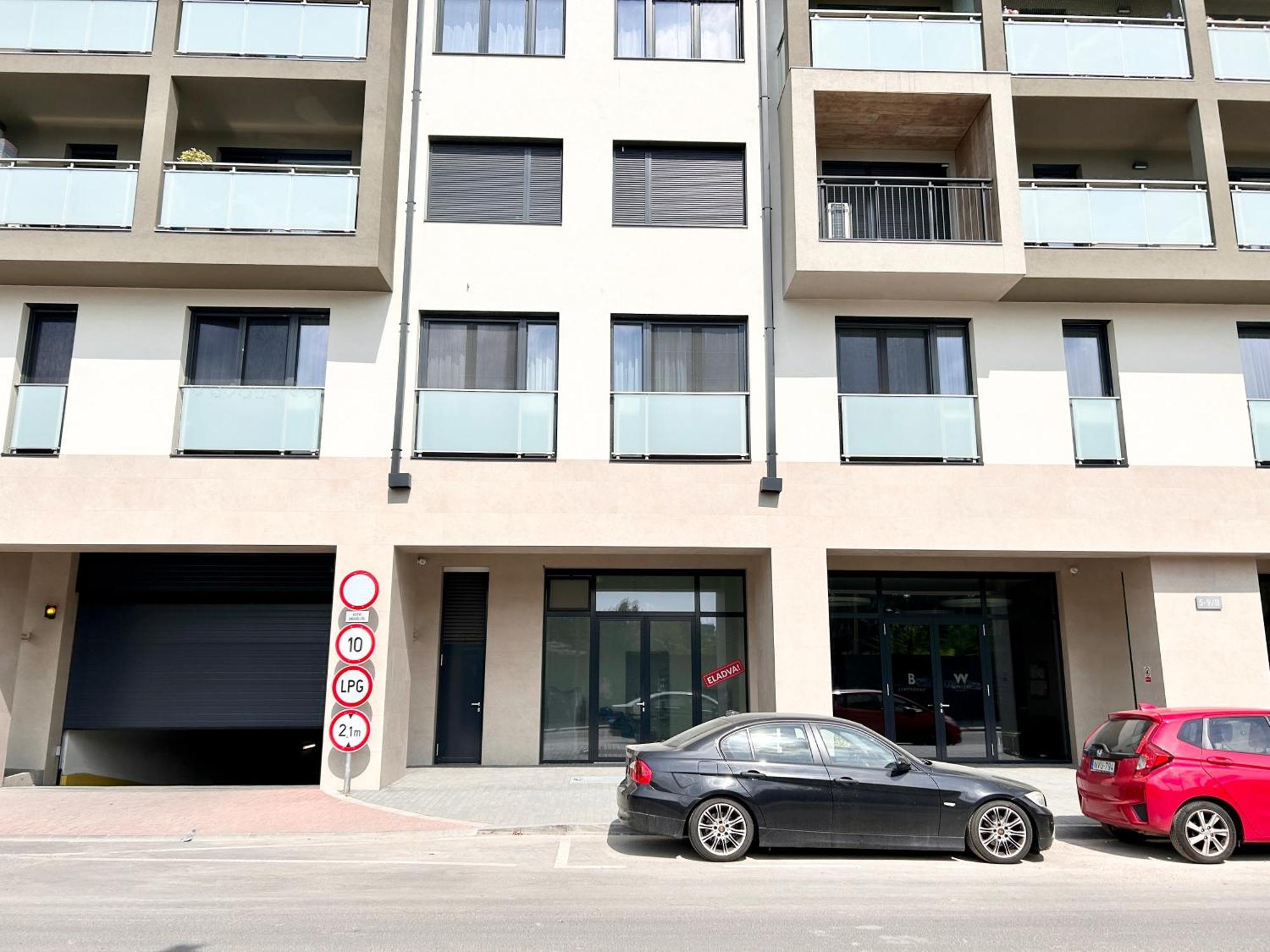 Downtown Family Haven: Modern 3BR with Balcony and Parking, Budapest