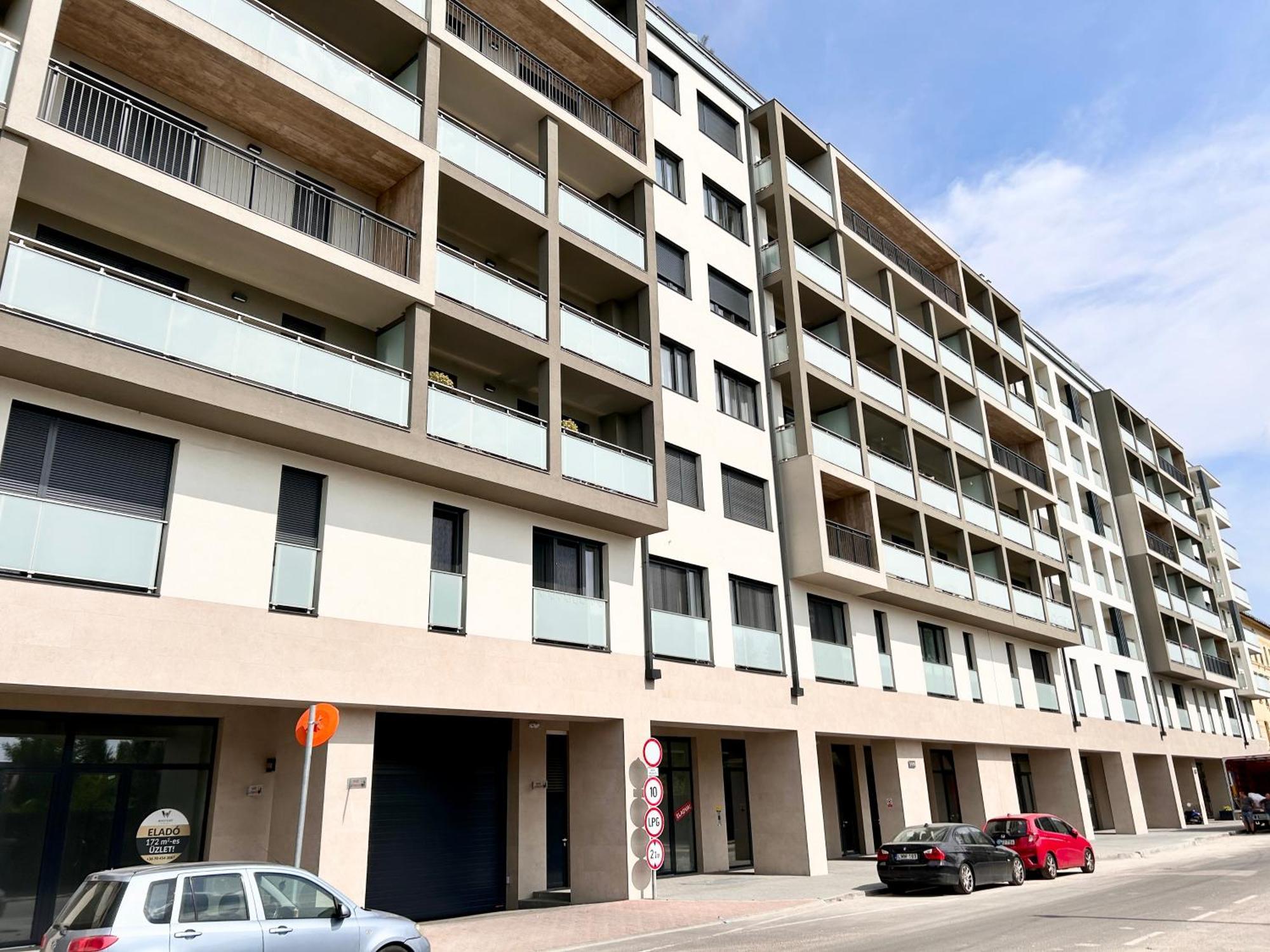 Downtown Family Haven: Modern 3BR with Balcony and Parking — Photos 2